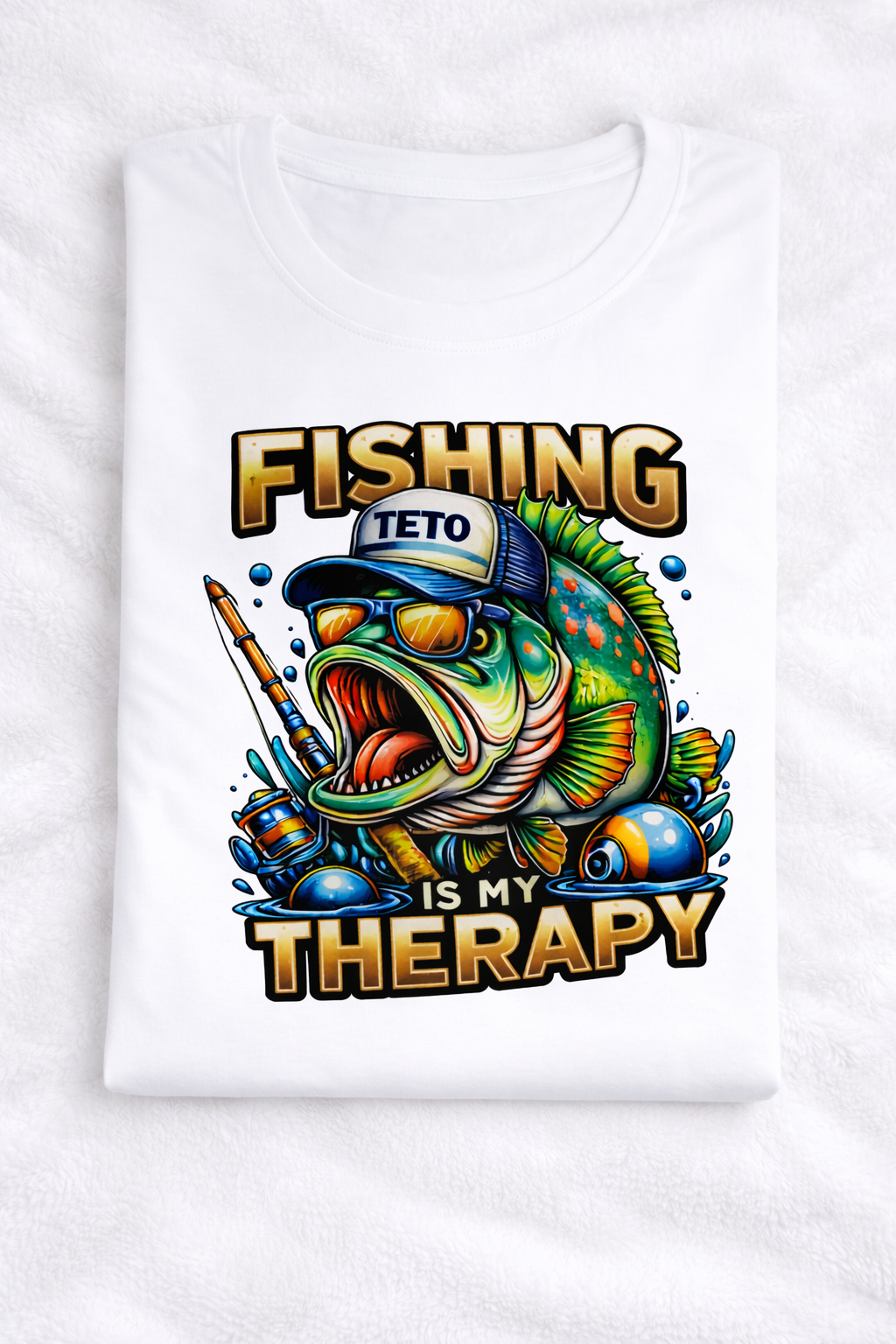 T-Shirt Divertente da Pescatore – “Amo Quando Lei Si Piega” Fronte + Grafica Pescatore Retro