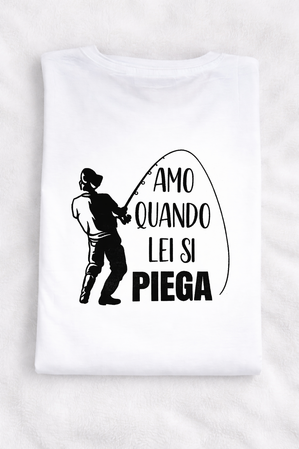 T-Shirt Divertente da Pescatore – “Amo Quando Lei Si Piega” Fronte + Grafica Pescatore Retro